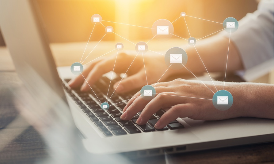 Foto: Fotolia/BillionPhotos.com Hände auf einer Laptop-Tastatur.